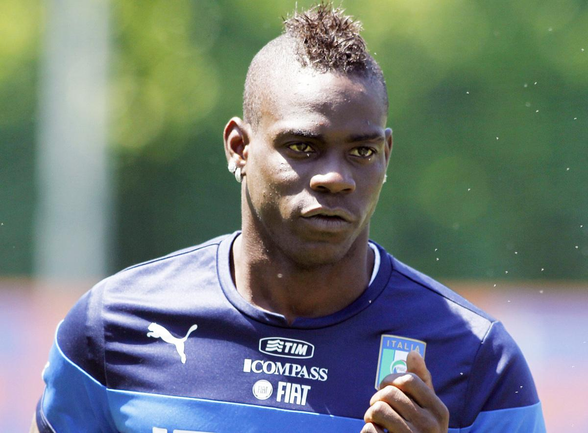 Звездного Балотелли поймали с сигаретой перед дебютом за новый клуб: видео