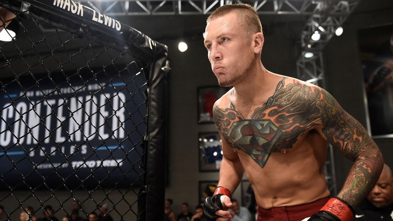 Боец UFC нокаутировал соперника редким ударом с разворота: видео Боец UFC нокаутировал соперника редким ударом с разворота: видео