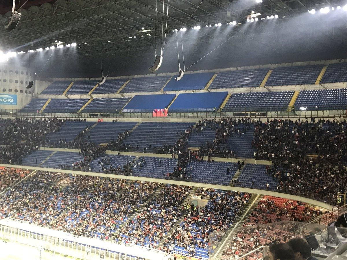 Фанати "Мілана" масово покинули трибуни під час провального матчу проти "Фіорентини": фото