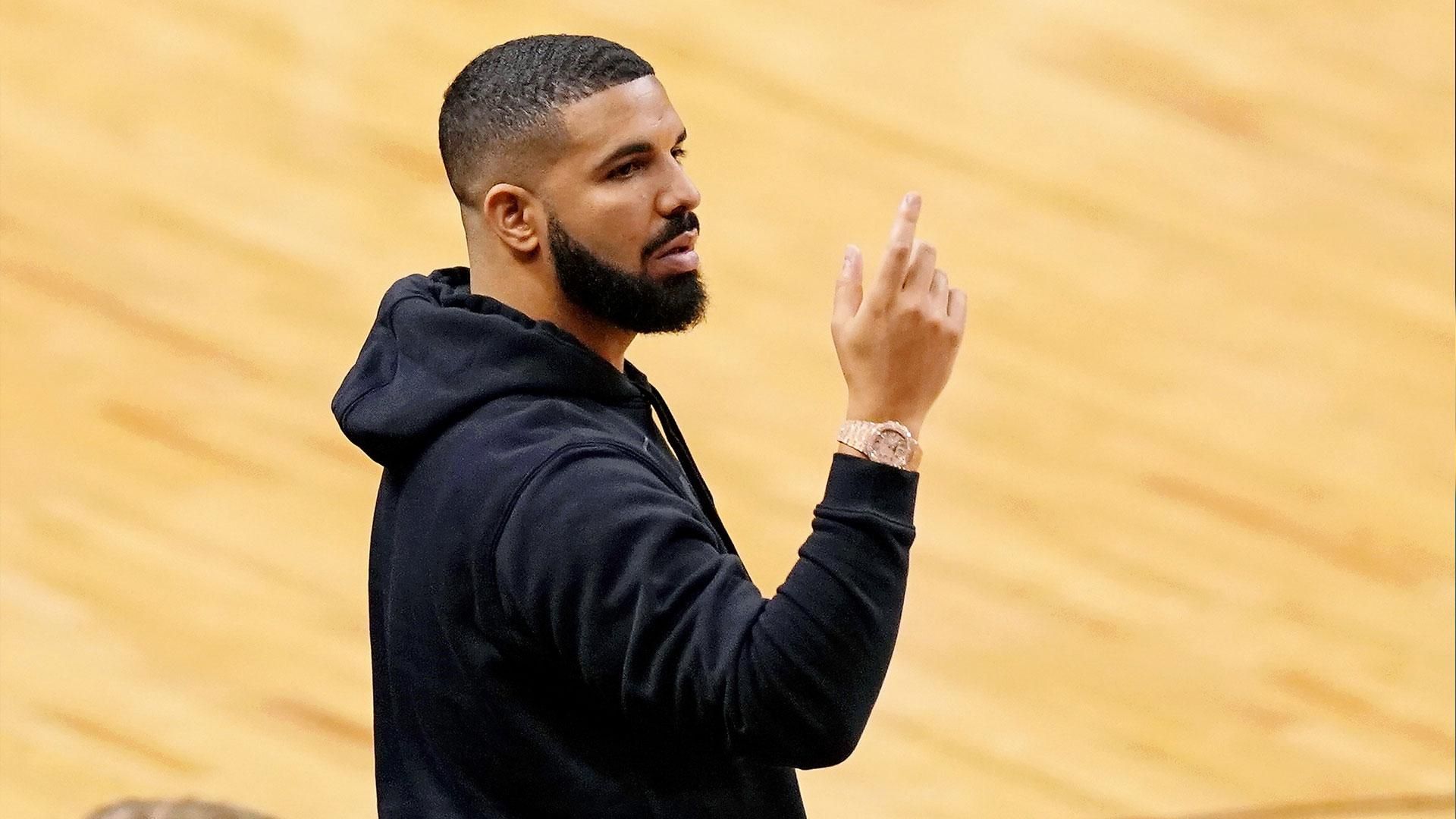 Рэпер Drake одолжил свой самолет команде НБА, чтобы она добралась на матч в Индию