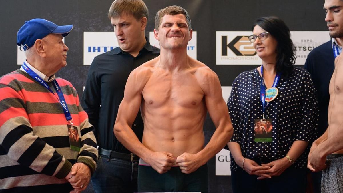 Берінчика на бій проти Лопеса Морено вивели в клітці з ланцюгами: відео Берінчика на бій проти Лопеса Морено вивели в клітці з ланцюгами: відео