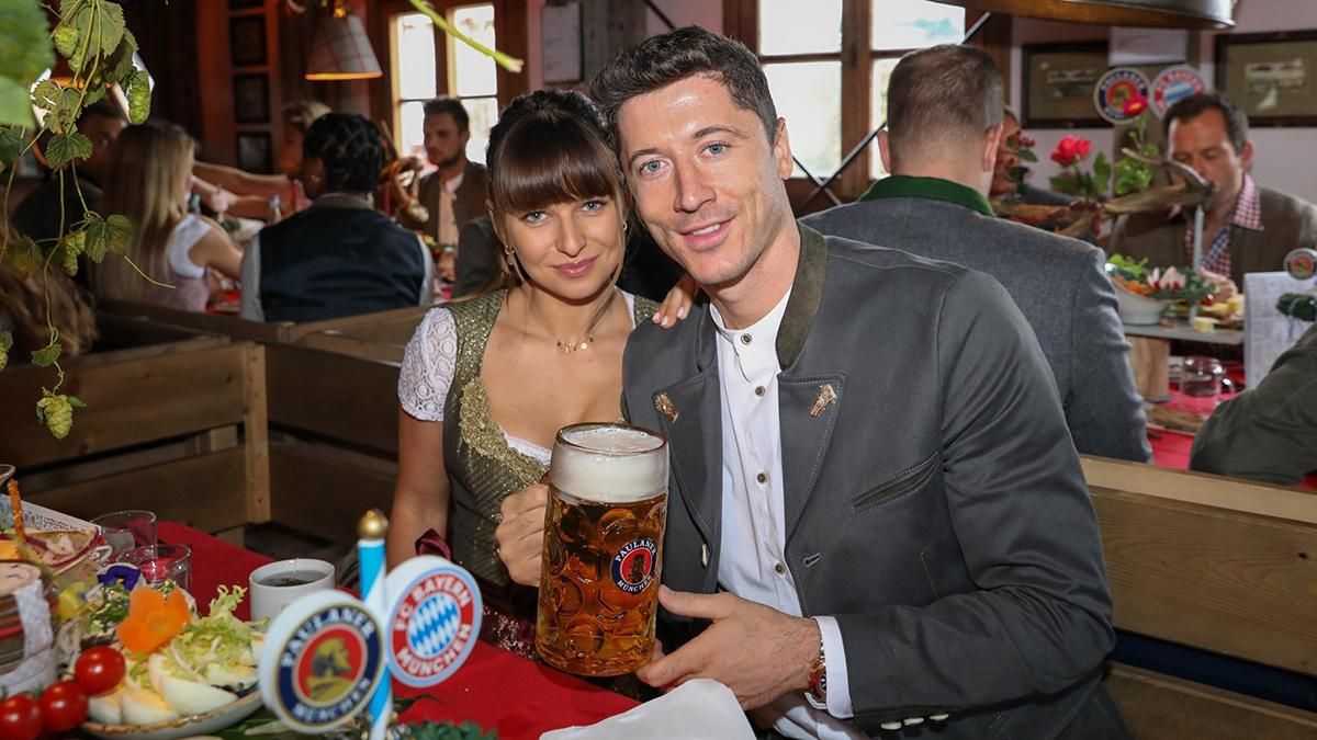 Футболисты "Баварии" с большими бокалами пива празднуют "Октоберфест": яркие фото