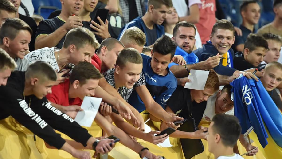 Фанатам збірної України запропонували надіслати свої фото зі стадіону: їх покажуть перед матчем