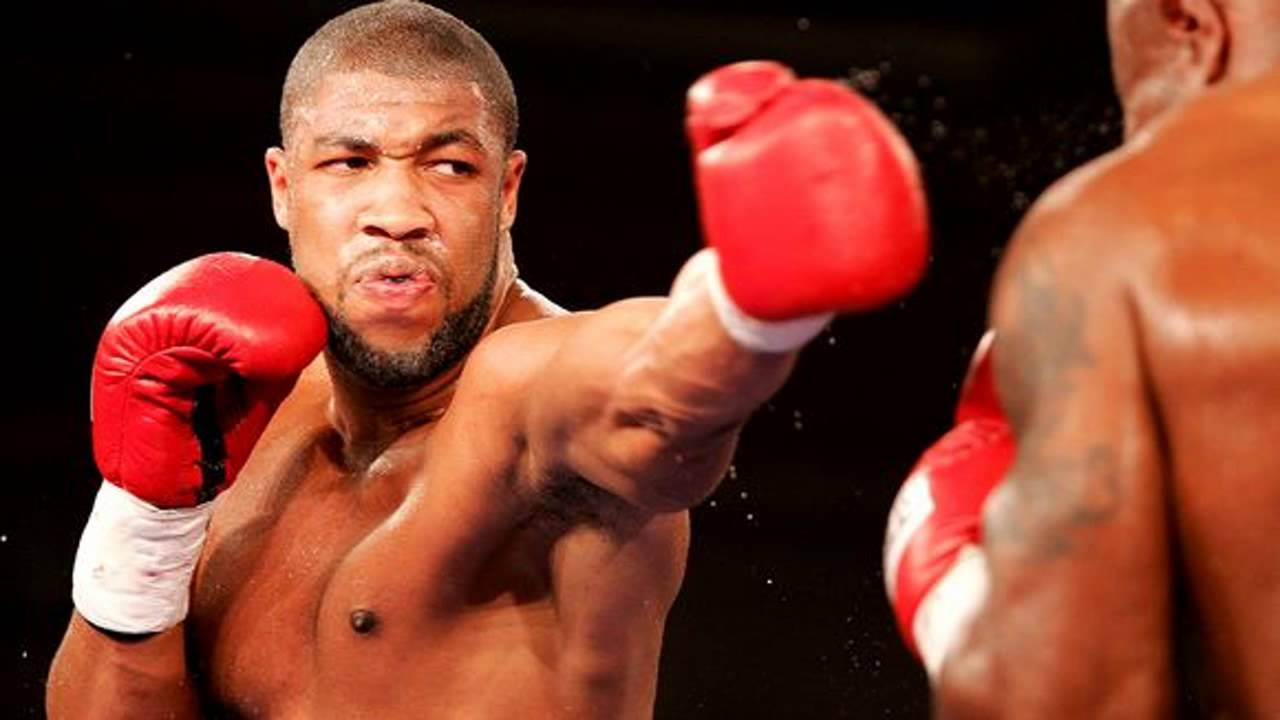 Стал известен возможный соперник Усика на дебютный бой в супертяжелом весе