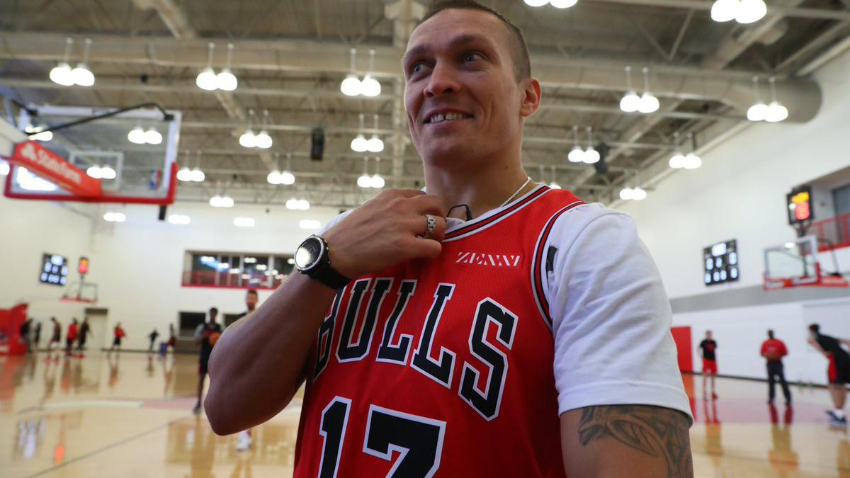 Усик перед боем посетил тренировку "Чикаго Буллз" и нокаутировал маскота: фото и видео