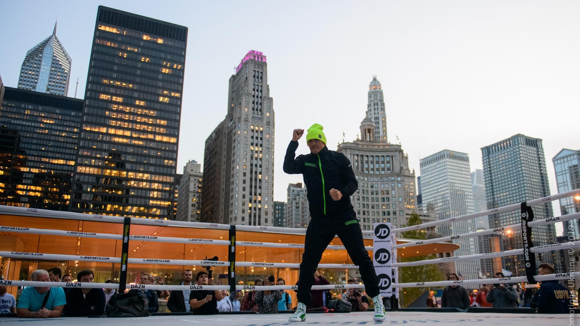 Усик провел открытую тренировку посреди улицы в Чикаго: фото и видео