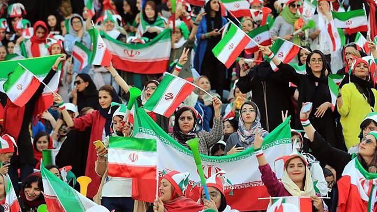 Иранские женщины впервые с 1981 г. официально попали на стадион на футбольный матч: фото и видео