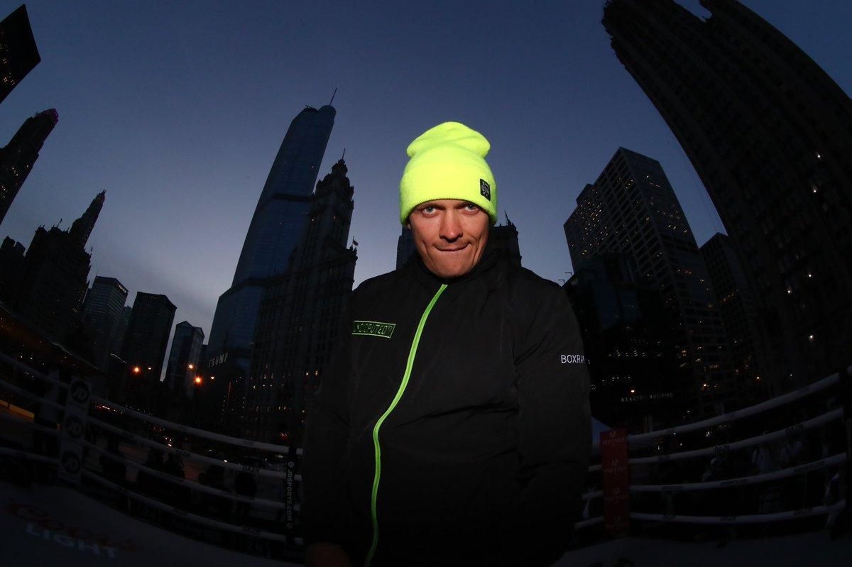 Усик и Уизерспун встретились взглядами перед боем: видео Усик и Уизерспун встретились взглядами перед боем: видео