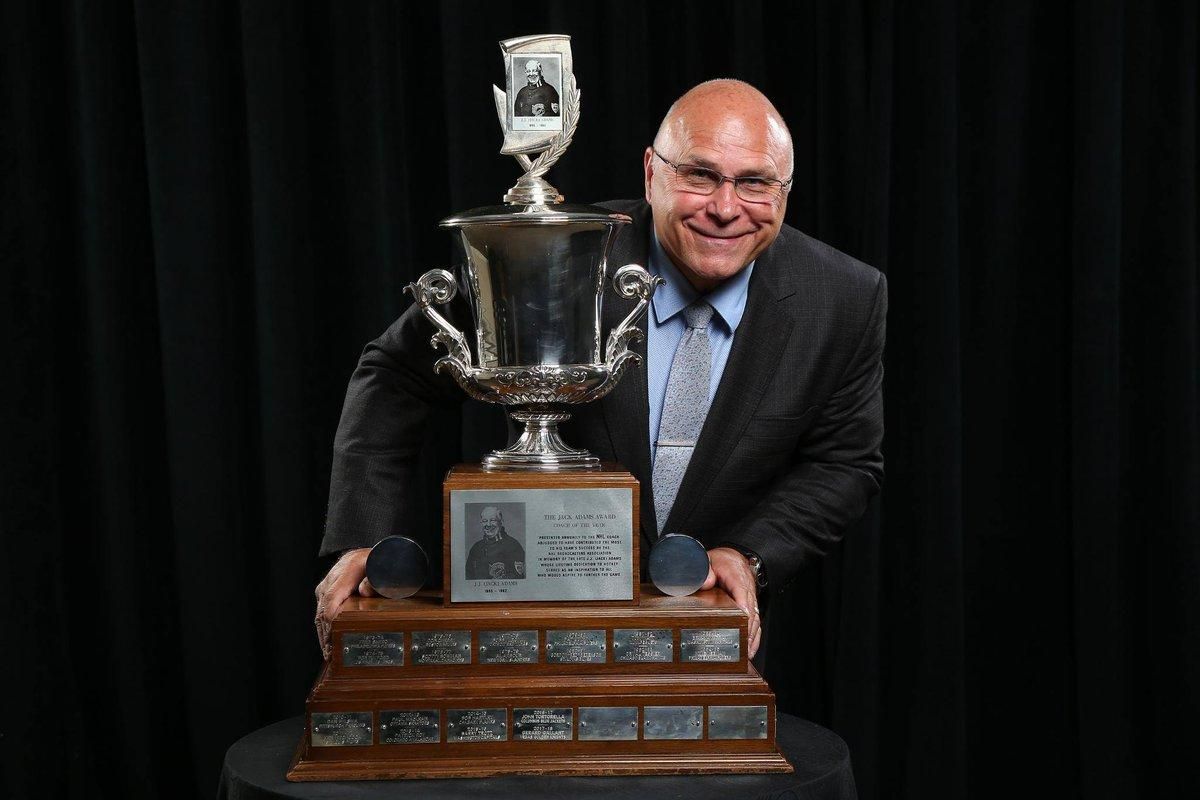 Тренер з українським корінням, який став легендою світового хокею Тренер з українським корінням, який став легендою світового хокею