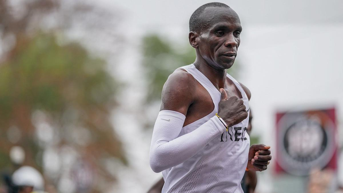 Кипчоге стал первым легкоатлетом в истории, который пробежал марафон менее, чем за 2 часа