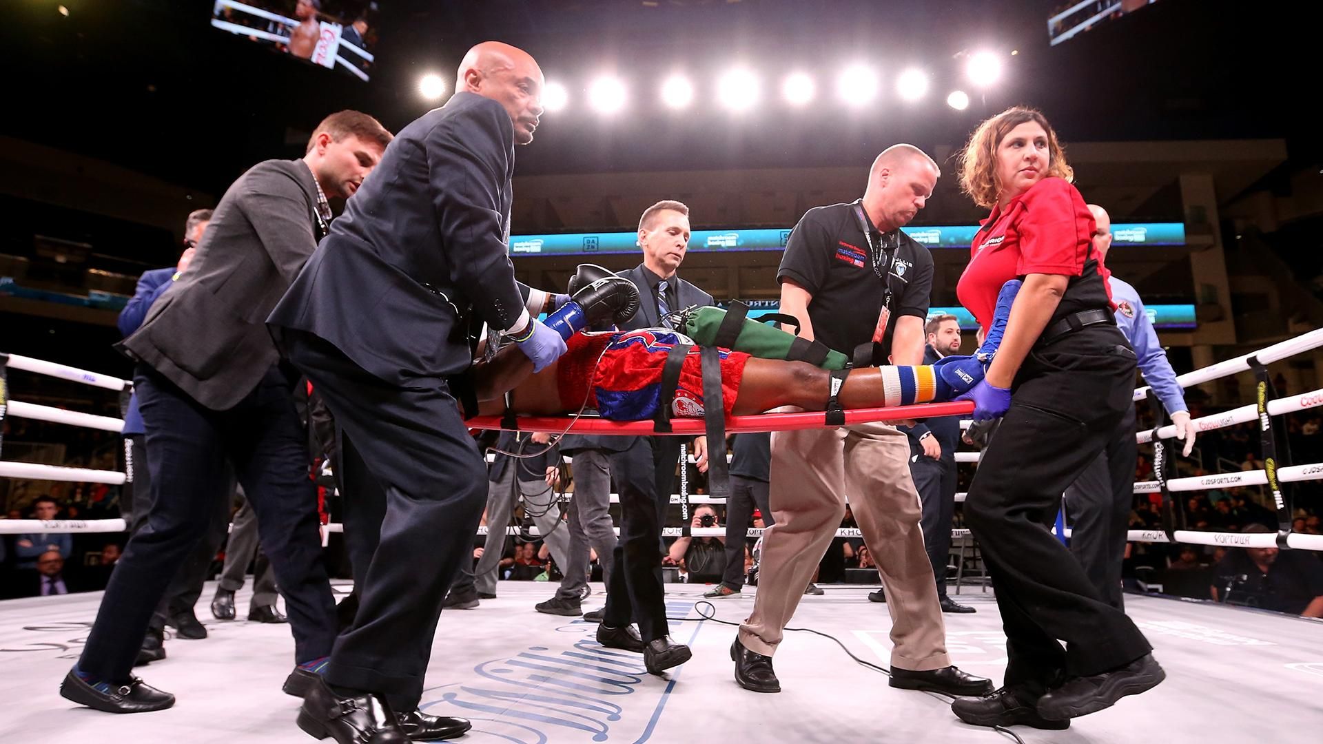 Американського боксера на ношах винесли з рингу перед боєм Усика з Візерспуном: фото