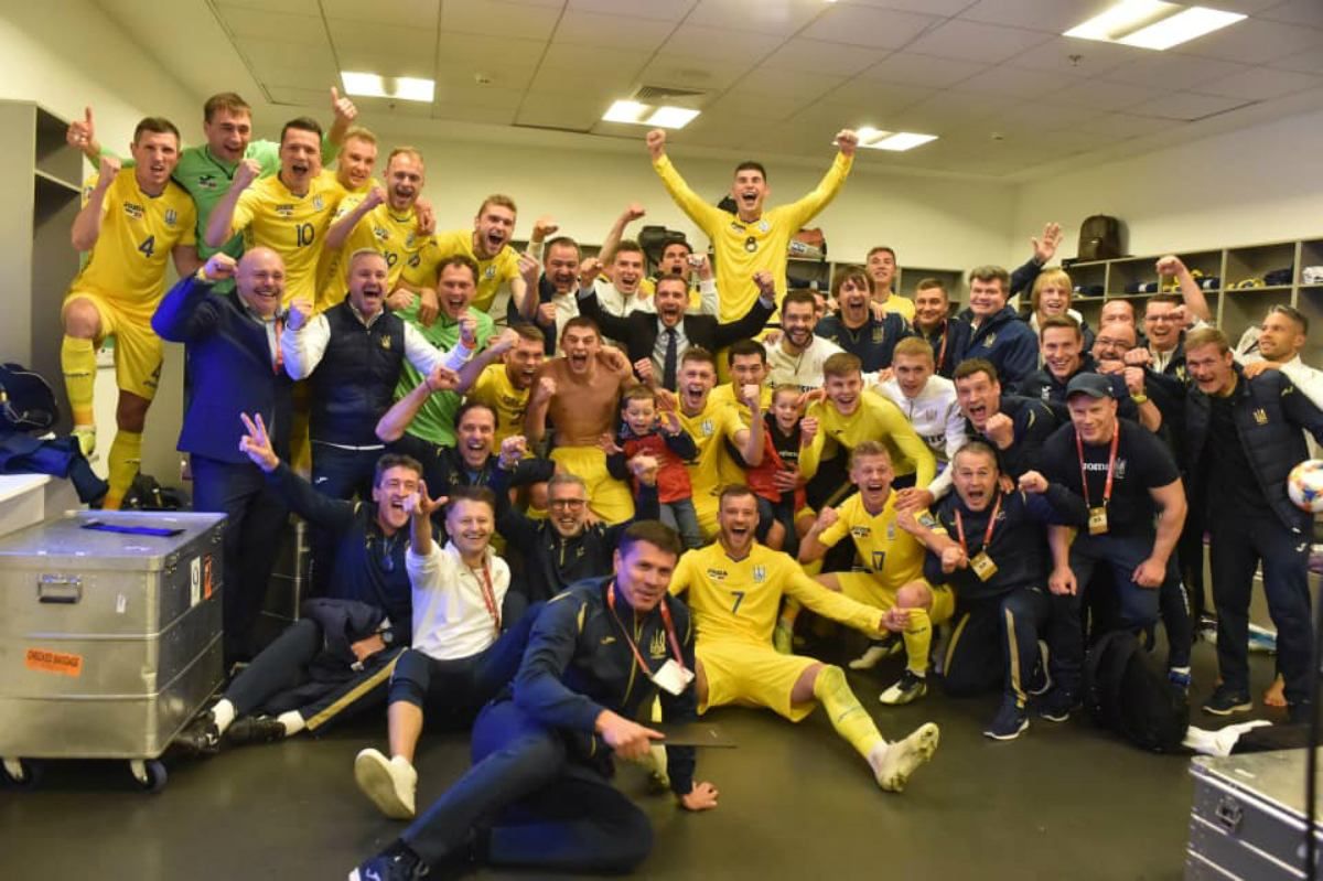 Україна – Португалія: як українські гравці святкували перемогу – відео і фото з роздягальні