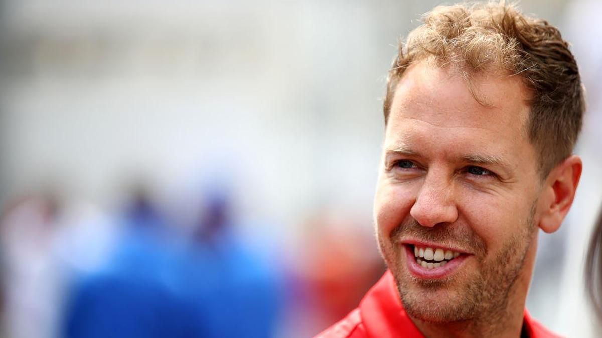 Феттель нагло перед камерами проверил болид Mercedes: смешное видео Феттель нагло перед камерами проверил болид Mercedes: смешное видео