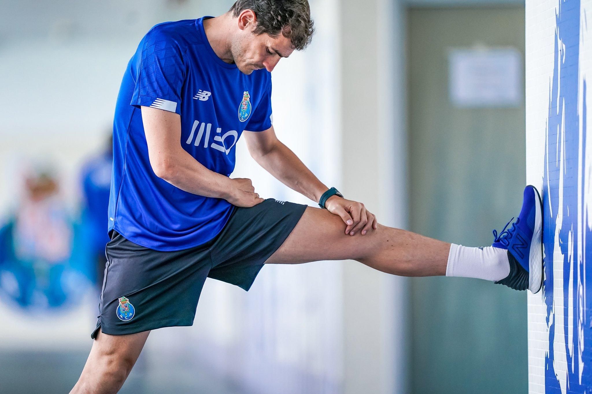 Легендарный голкипер Икер Касильяс приступил к тренировкам, в мае он перенес инфаркт Легендарный голкипер Икер Касильяс приступил к тренировкам, в мае он перенес инфаркт