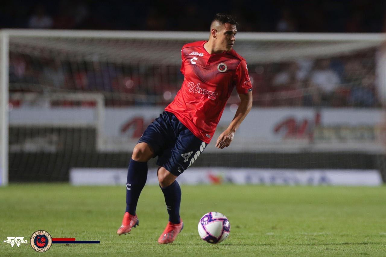 Футболисты устроили во время матча стоящий протест, соперник за то время забил дважды: видео