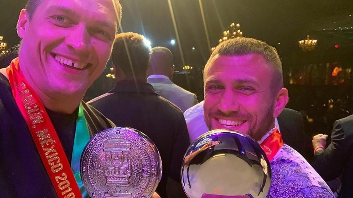 Усик и Ломаченко получили памятные статуэтки от WBC, Ломаченко-тренер – специальный пояс Усик и Ломаченко получили памятные статуэтки от WBC, Ломаченко-тренер – специальный пояс