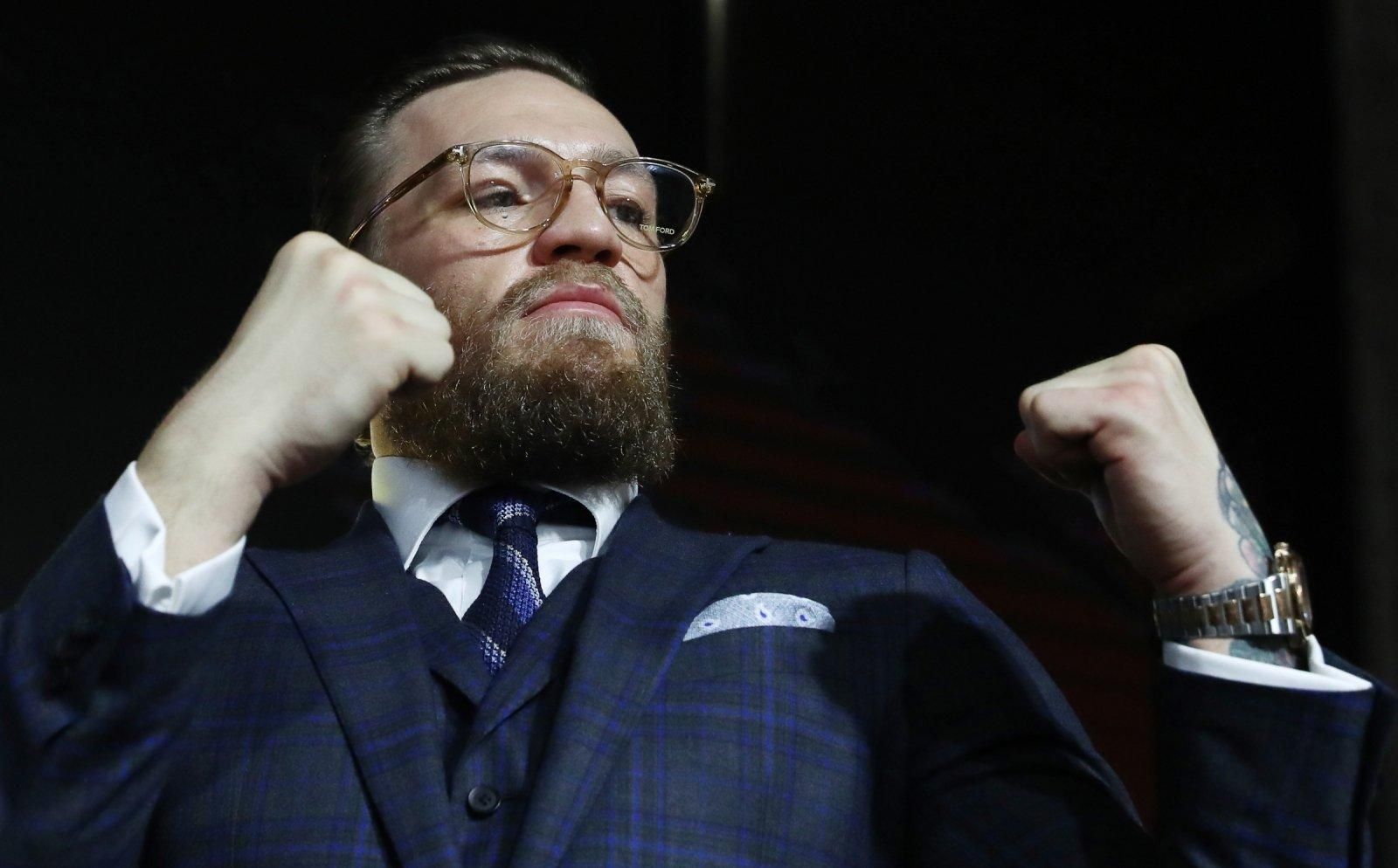 Це тобі за моїх братів: у МакГрегора кинули пляшкою в Москві – відео Це тобі за моїх братів: у МакГрегора кинули пляшкою в Москві – відео