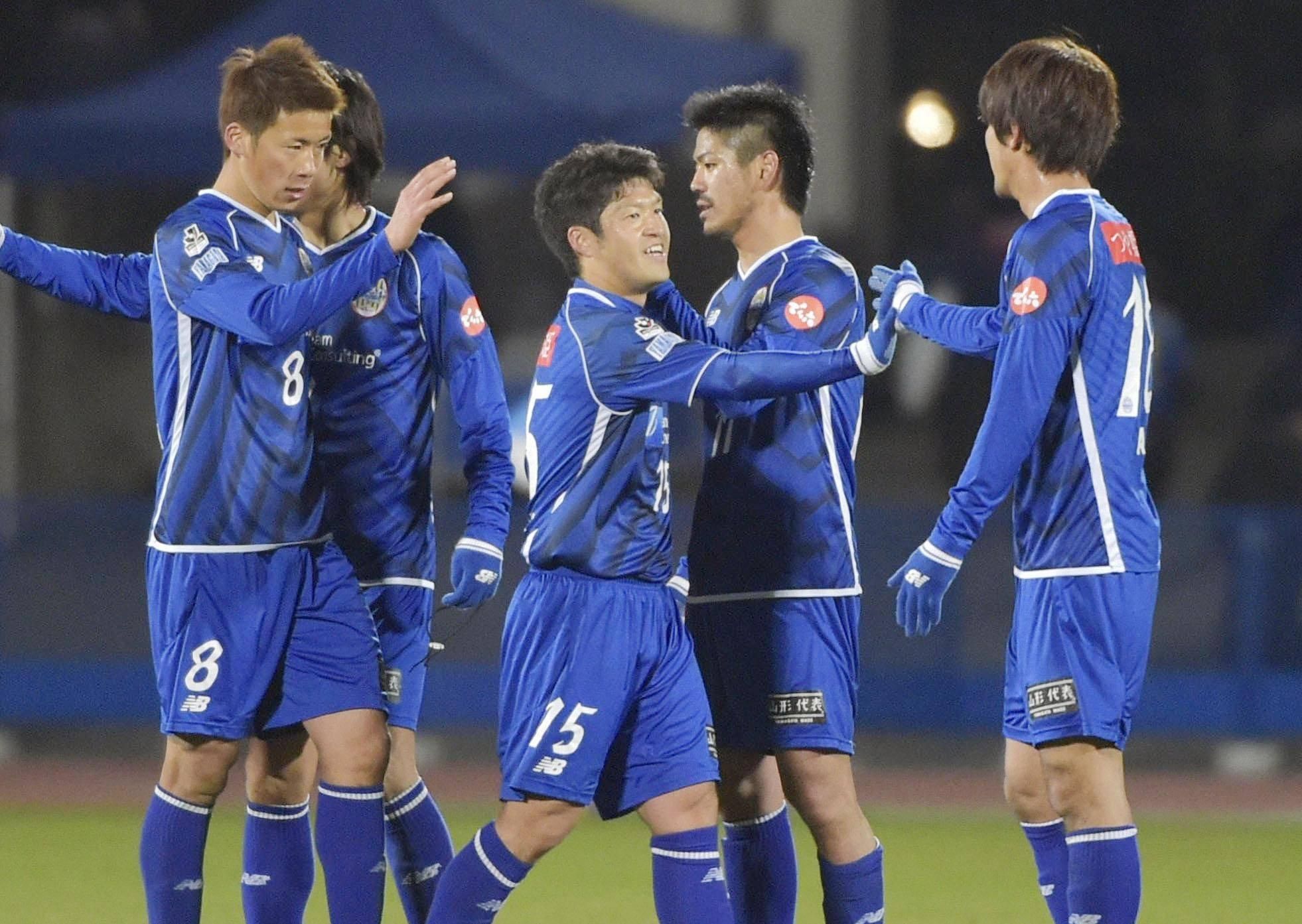 Вратарь японской команды получил два гола с чужой половины поля за полторы минуты: видео