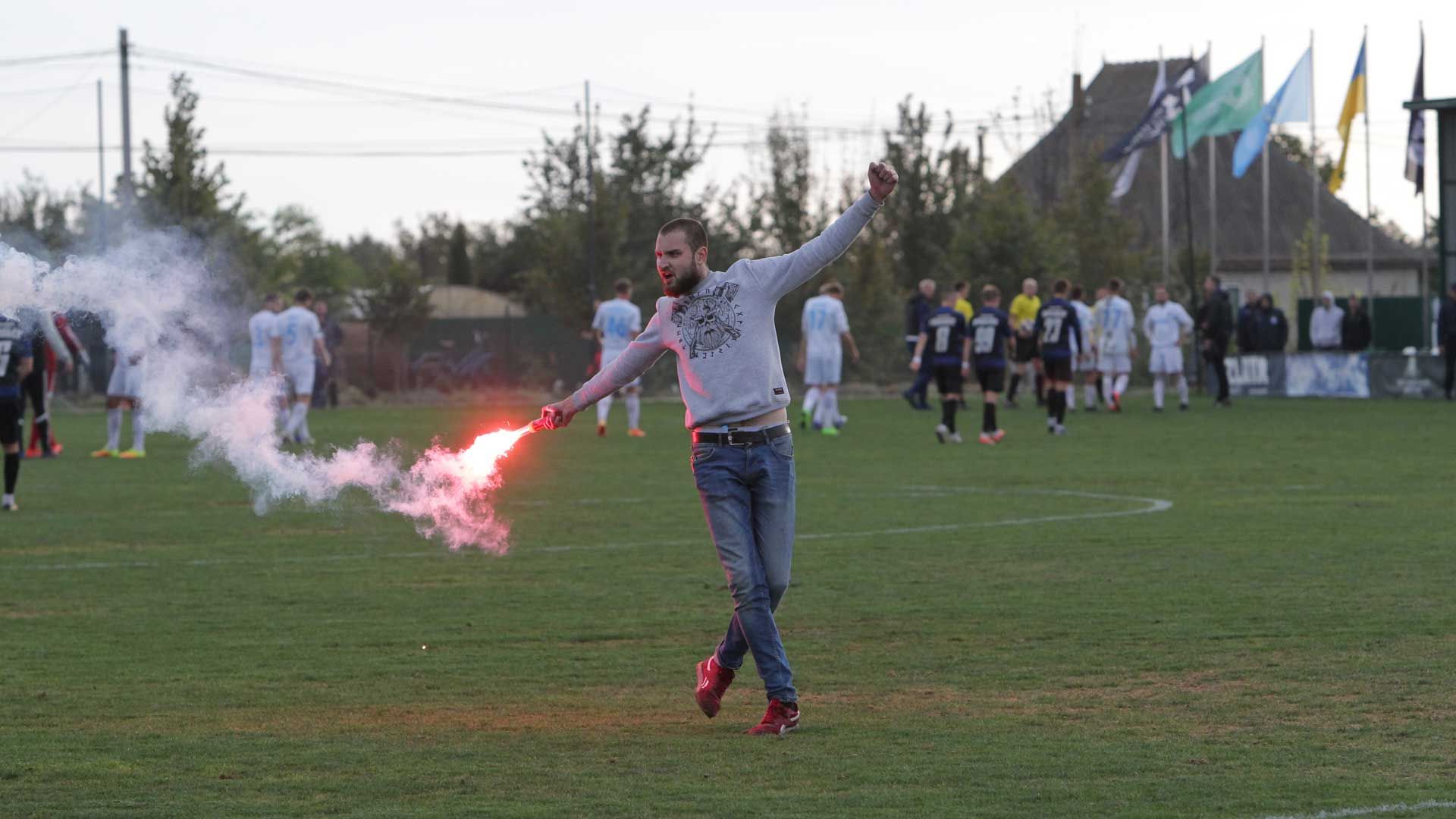 Скандальный матч из Первой лиги доигрывают при пустых трибунах, полиция окружит стадион Скандальный матч из Первой лиги доигрывают при пустых трибунах, полиция окружит стадион
