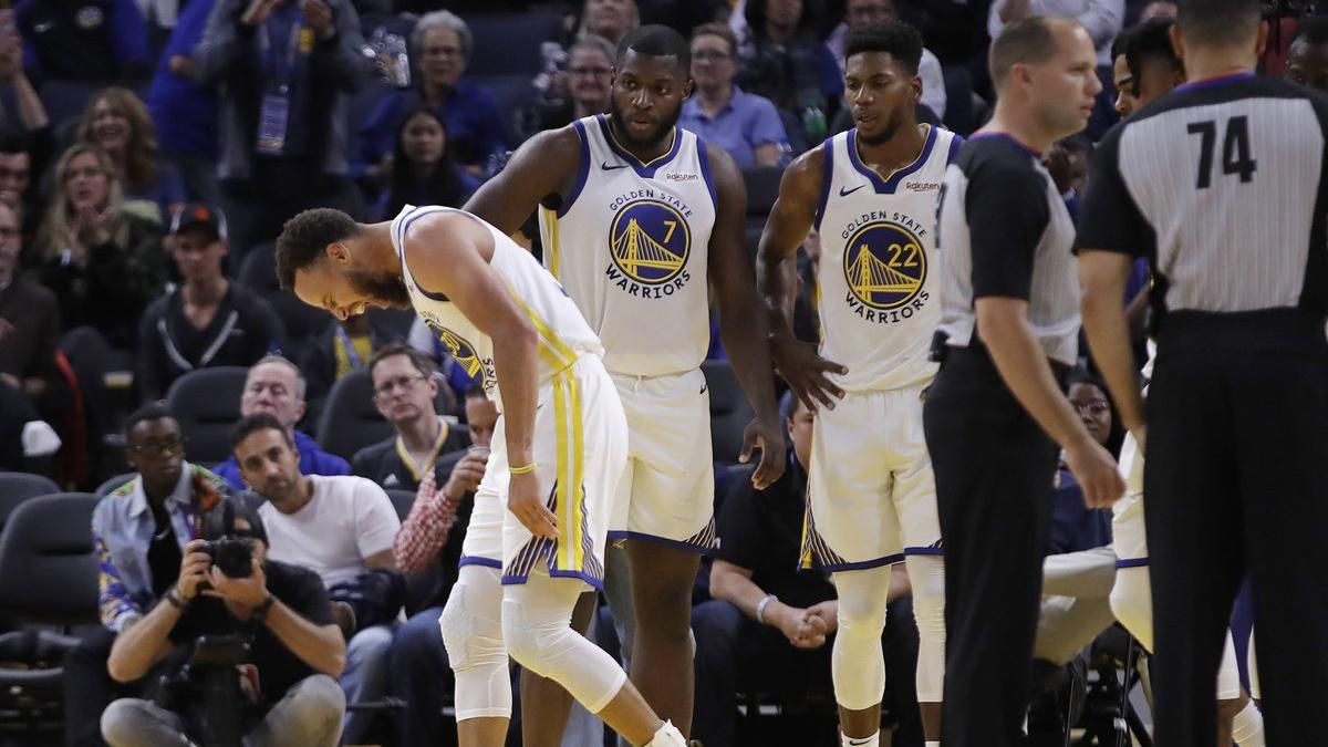 Звезда "Голден Стэйт" Стефен Карри сломал руку в жутком инциденте: видео Звезда "Голден Стэйт" Стефен Карри сломал руку в жутком инциденте: видео