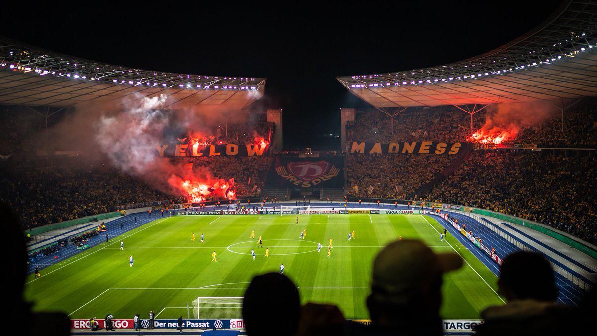 35 тисяч фанів "Динамо" Дрезден приїхали на виїзну гру в Берлін та влаштували гаряче шоу: відео
