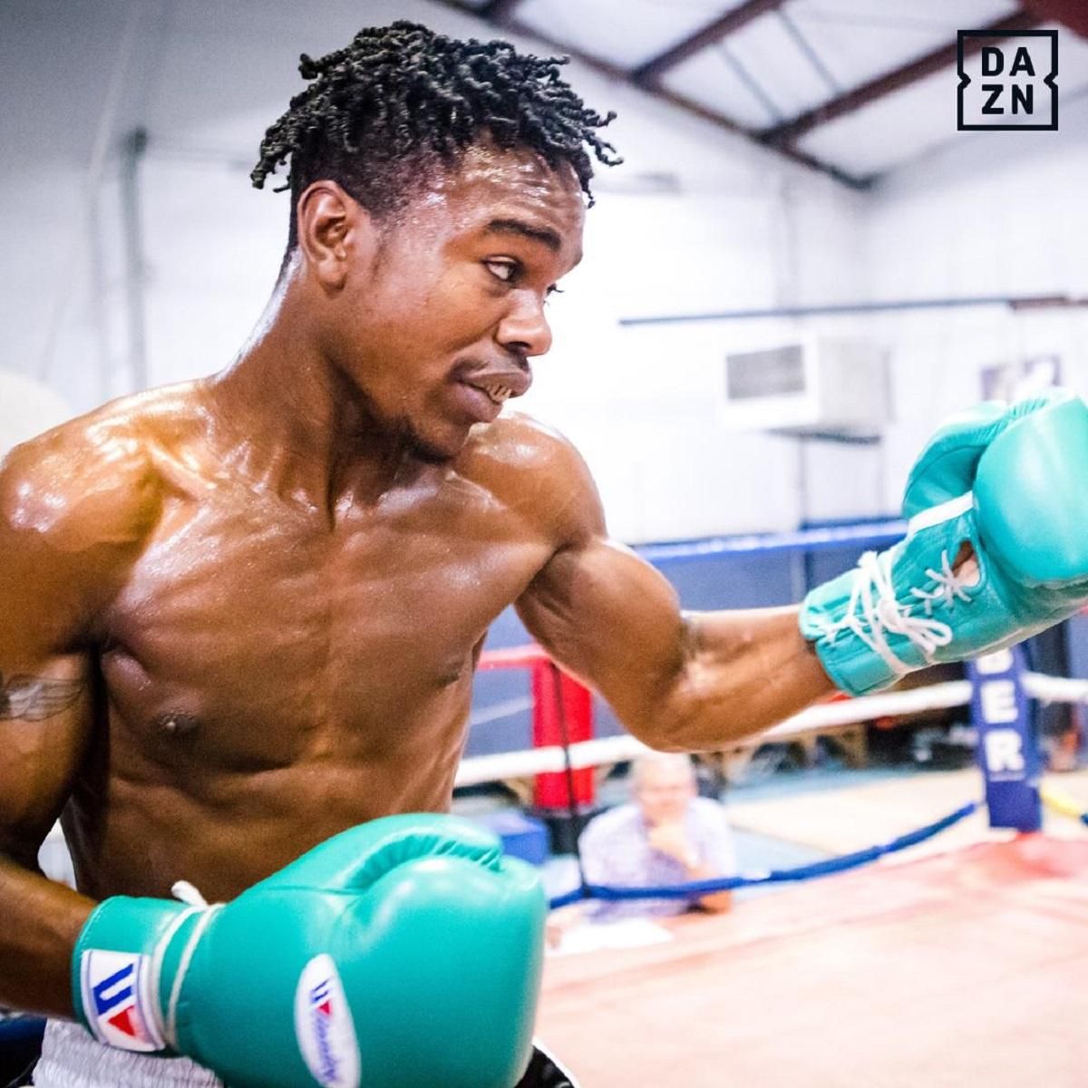 Син легендарного боксера дебютував в профі-рингу з перемоги за 15 секунд: відео Син легендарного боксера дебютував в профі-рингу з перемоги за 15 секунд: відео