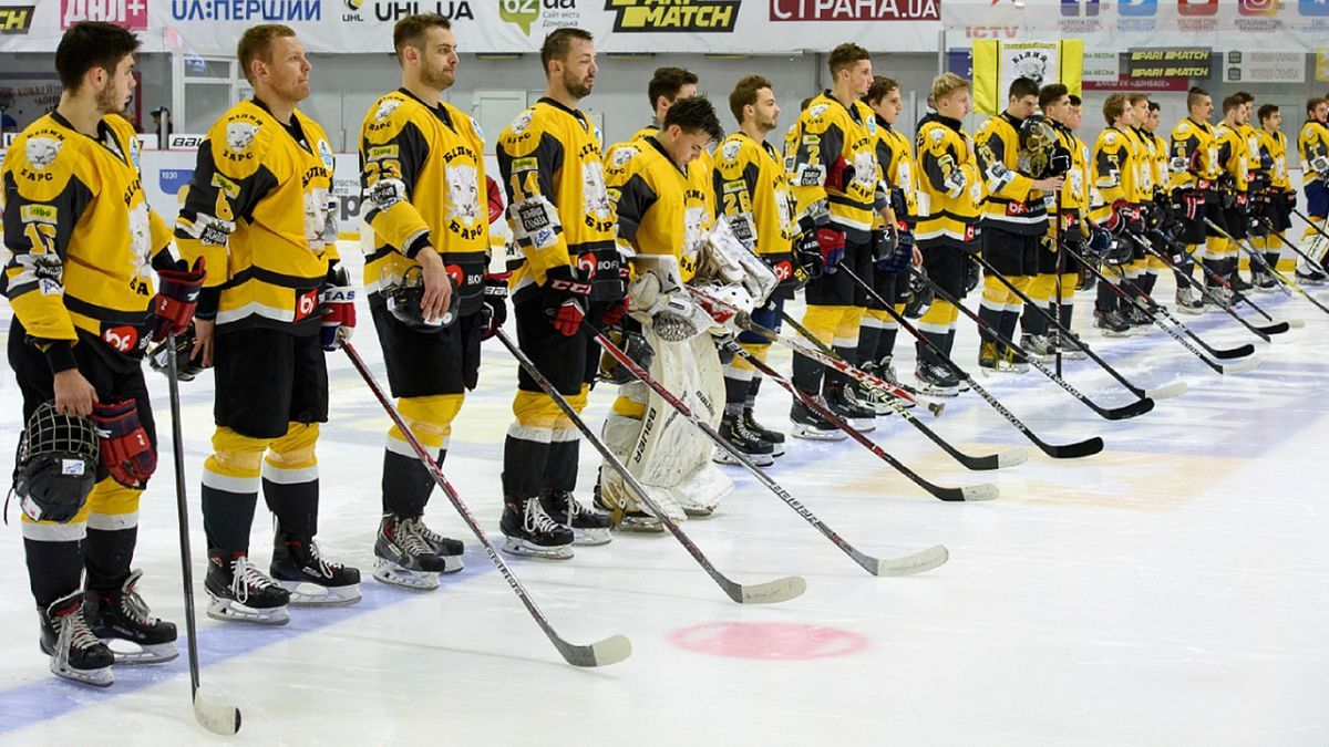 Хокеїсти українського клубу ефектно подякували фанатам після сенсаційної перемоги: відео Хокеїсти українського клубу ефектно подякували фанатам після сенсаційної перемоги: відео