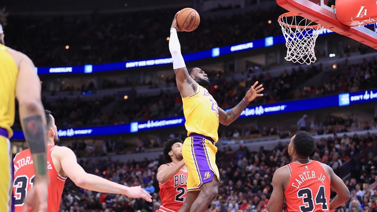 Лень помог "Атланте" победить, ЛеБрон Джеймс оформил трипл-дабл и другие результаты НБА: видео