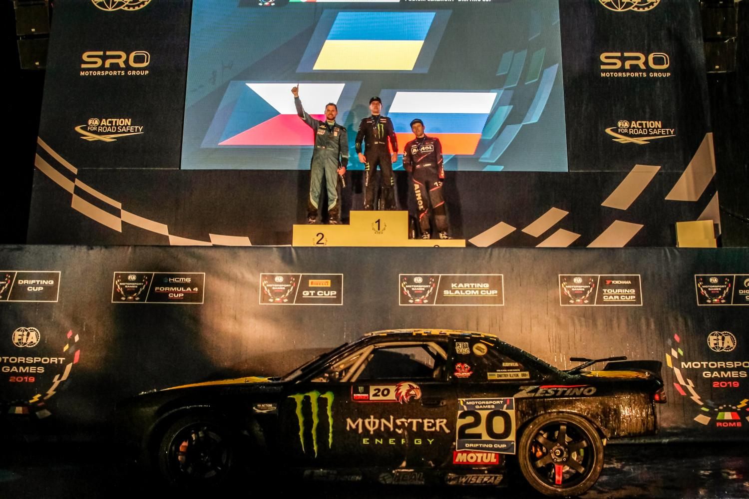 Украинец Дмитрий Ильюк на патриотической машине стал первым победителем соревнований по дрифту