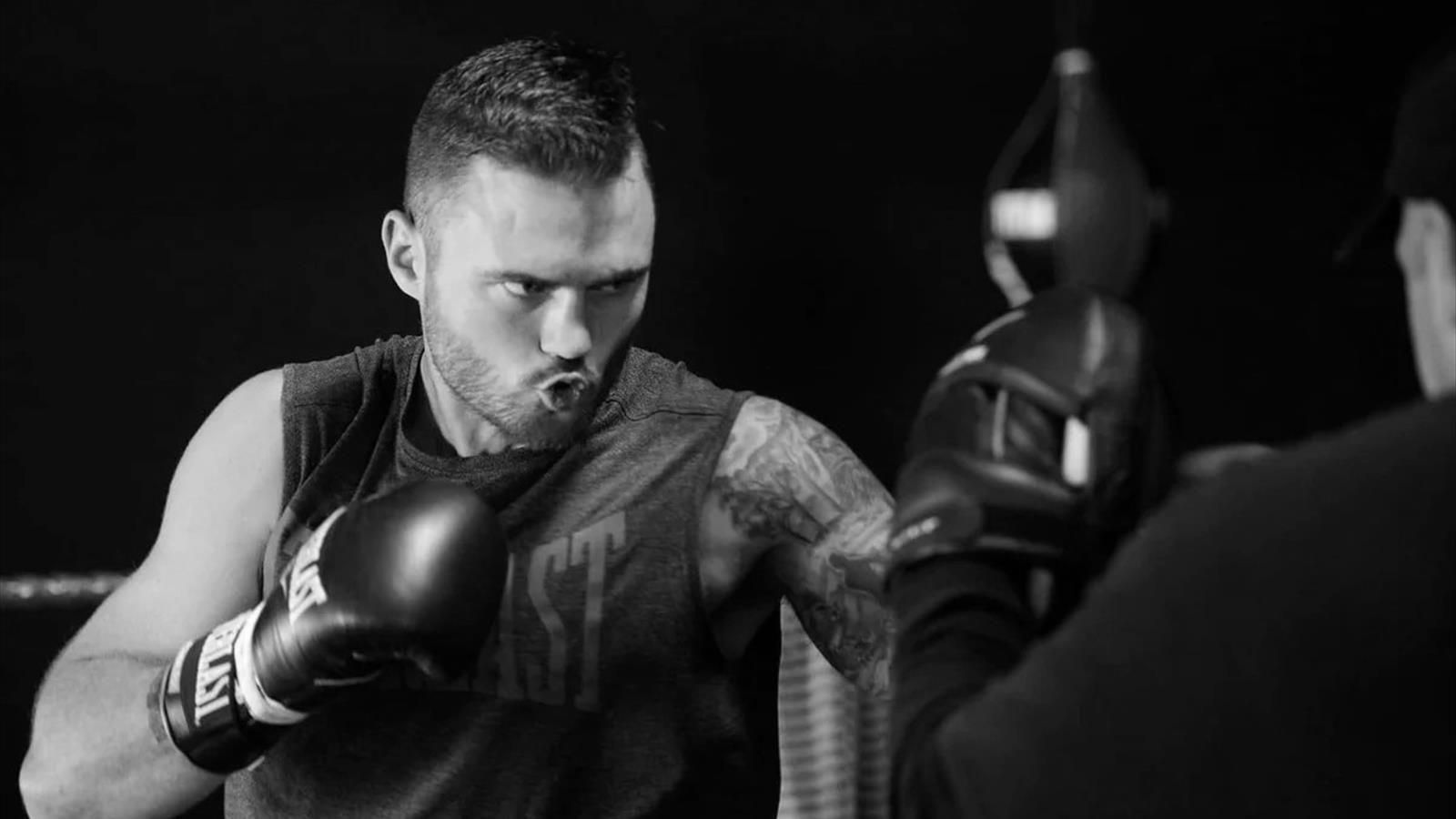 Австралійський боксер, який двічі переміг рак, помер під час тренування Австралійський боксер, який двічі переміг рак, помер під час тренування