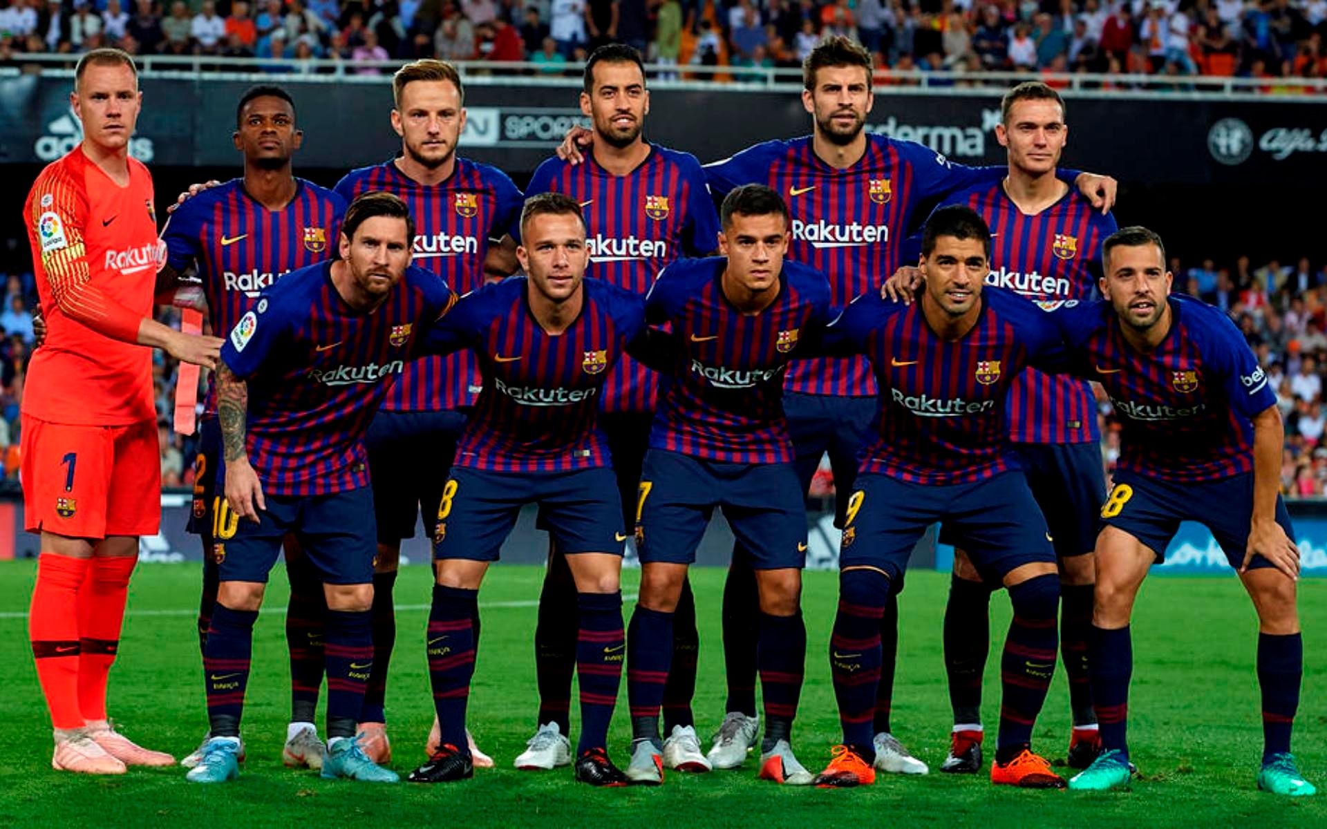 "Барселона" презентовала патриотический комплект формы: видео "Барселона" презентовала патриотический комплект формы: видео