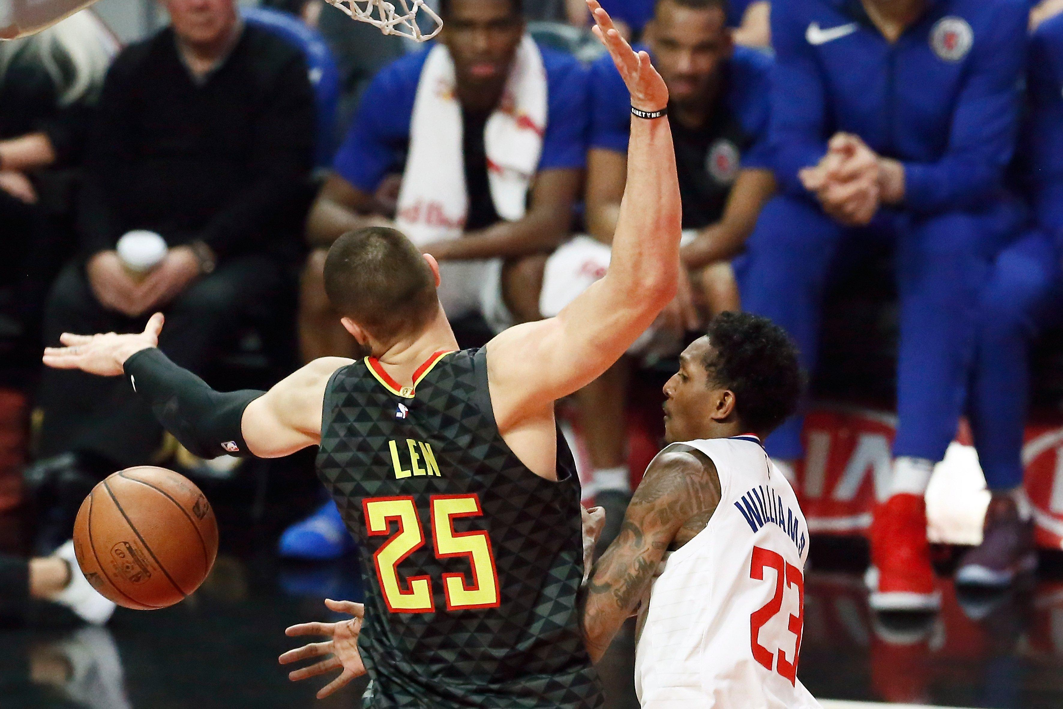 Украинец Лень оформил дабл-дабл в проигранном матче "Атланты" и другие результаты НБА: видео