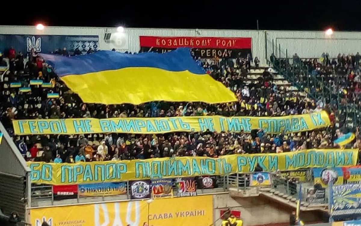 Вболівальники вивісили патріотичний банер на матчі Україна – Естонія в Запоріжжі: фото