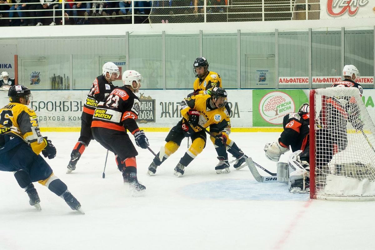 Лидер УХЛ "Кременчуг" без проблем разобрался с "Белым Барсом" в матче чемпионата Лидер УХЛ "Кременчуг" без проблем разобрался с "Белым Барсом" в матче чемпионата