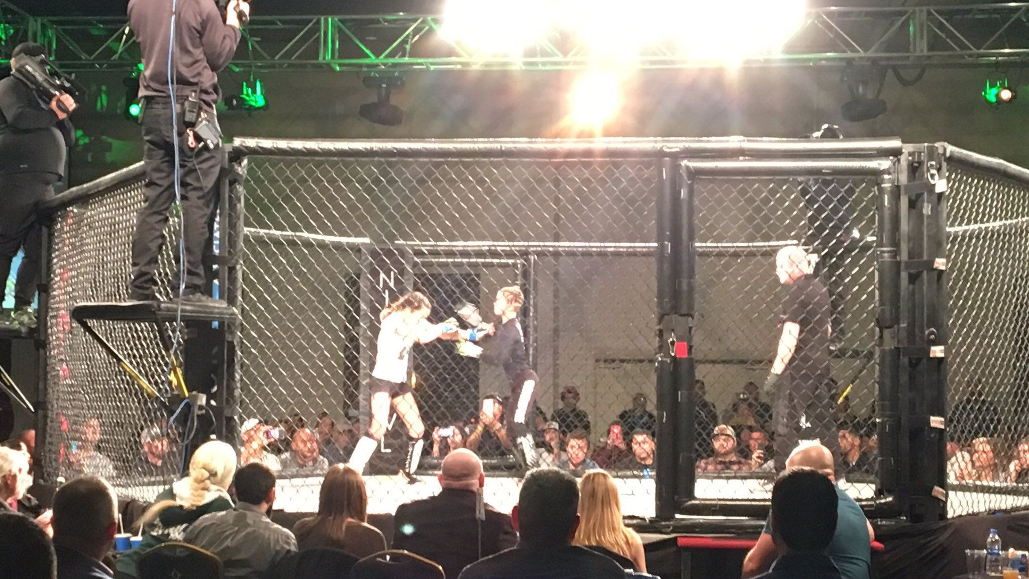 В MMA состоялся бой 12-летних девочек, победа была одержана болевым приемом: видео В MMA состоялся бой 12-летних девочек, победа была одержана болевым приемом: видео