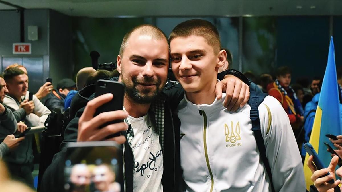 Сборная Украины прибыла в Киев: как их встретили в аэропорту – фото и видео