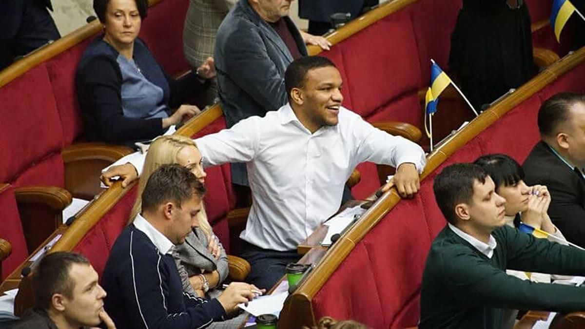 Беленюк показал депутатам прием самообороны: видео