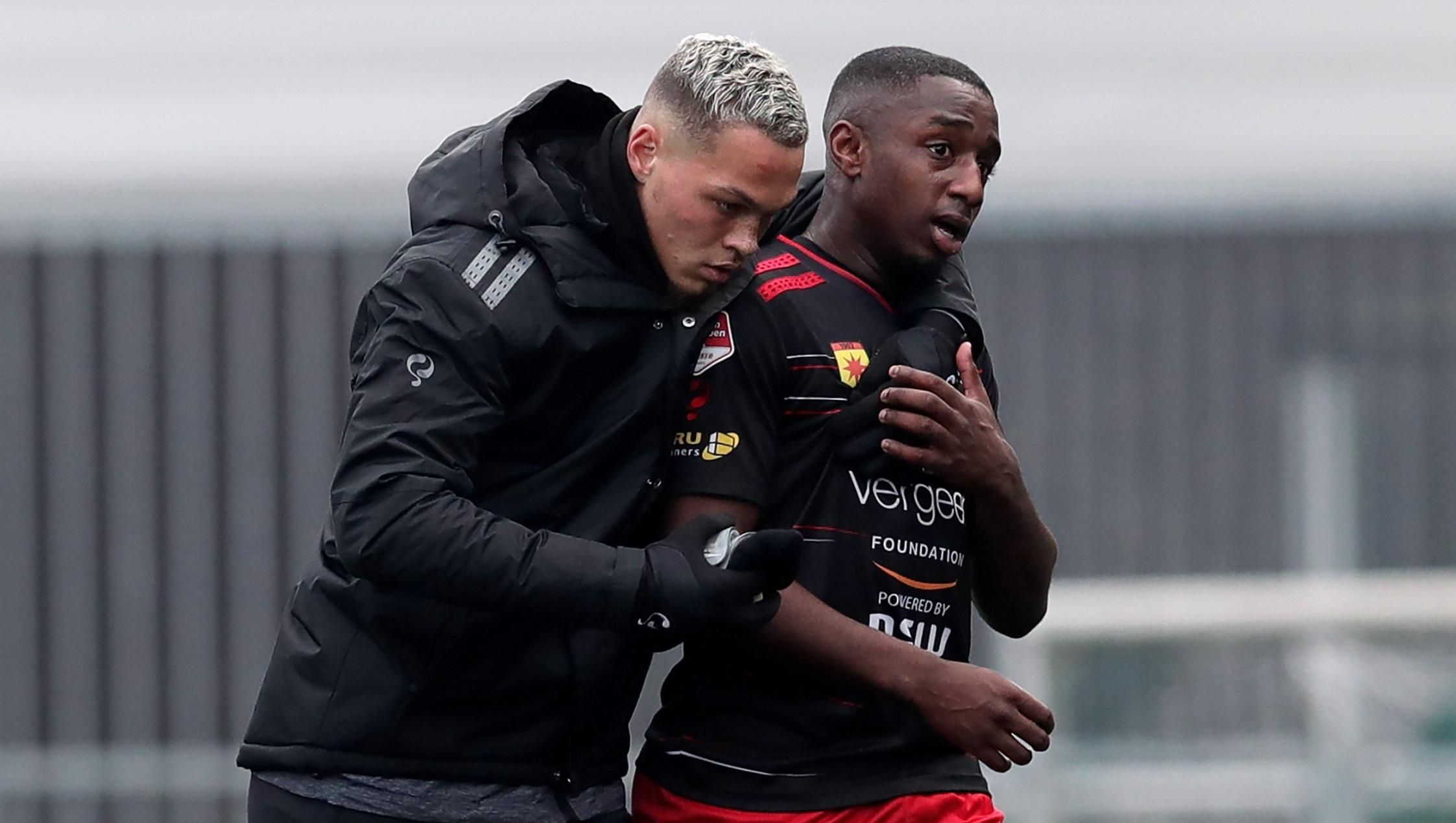 Новий расистський скандал: гравець в Нідерландах піддався образам, а потім забив гол – відео Новий расистський скандал: гравець в Нідерландах піддався образам, а потім забив гол – відео