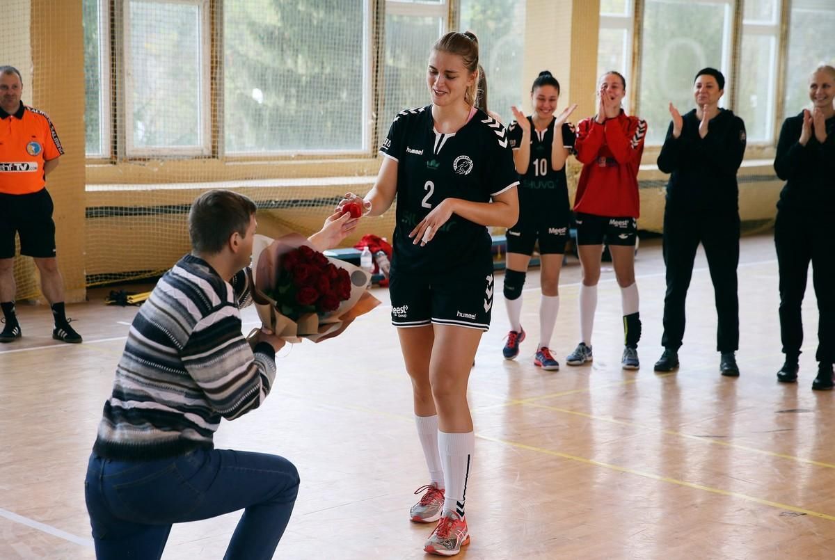 Гандболістка збірної України отримала пропозицію одружитися відразу після матчу: милі фото