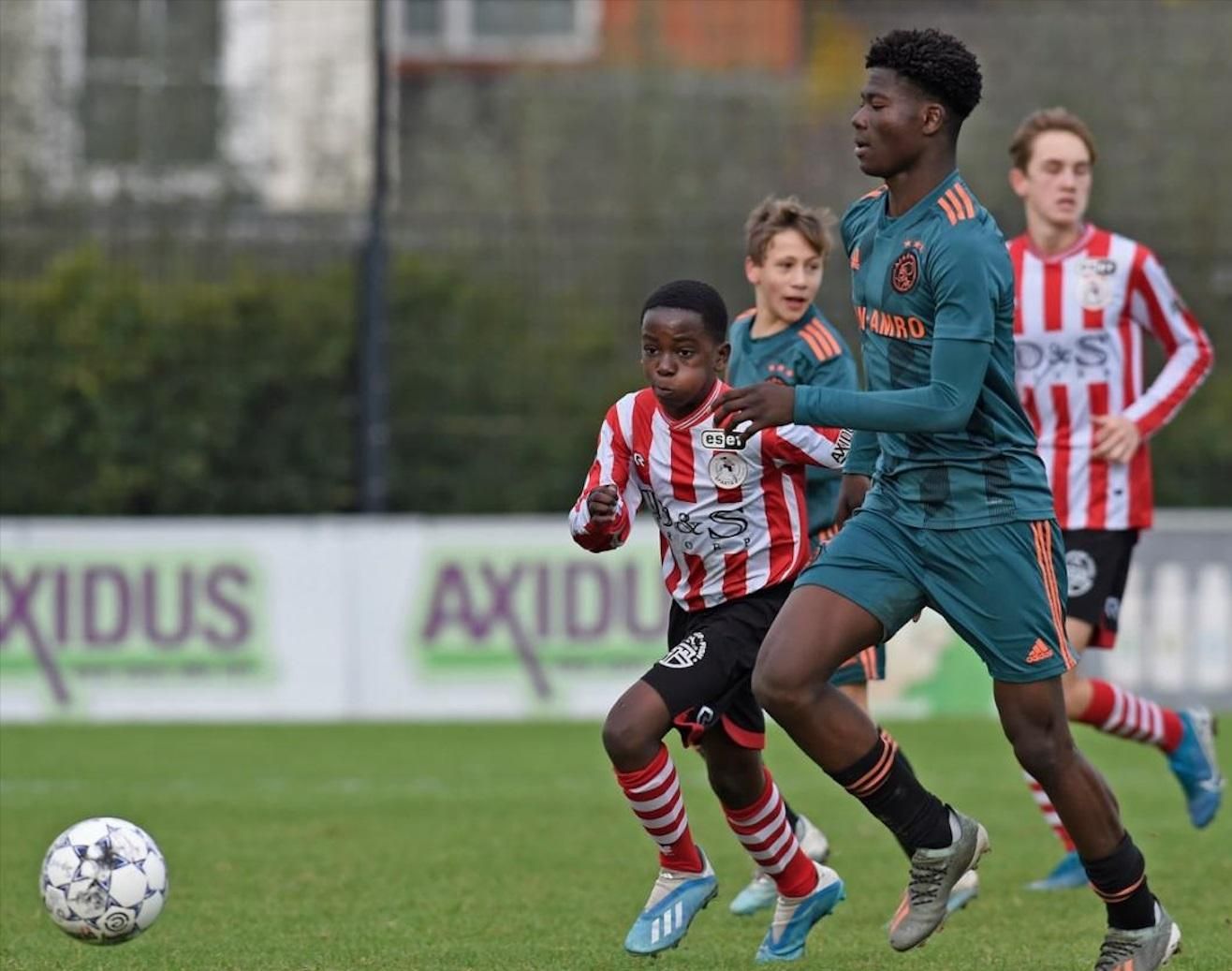 Гравець "Аякса" в 14 років шокував мережу своїми габаритами – вражаюче фото Гравець "Аякса" в 14 років шокував мережу своїми габаритами – вражаюче фото