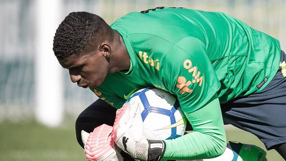 Бразильського воротаря оточили суперники та жорстко побили: відео Бразильського воротаря оточили суперники та жорстко побили: відео