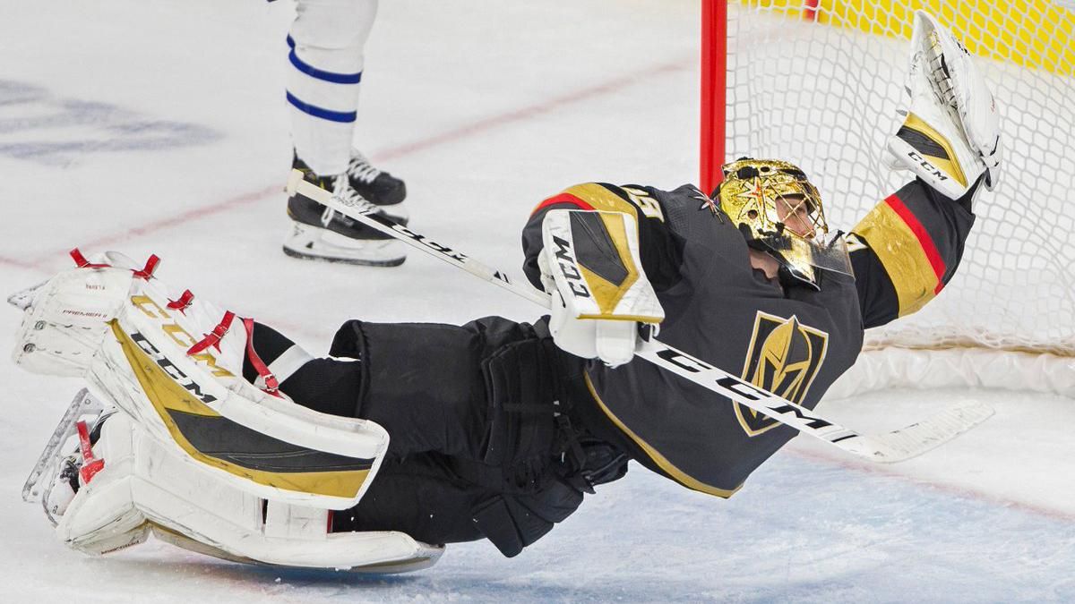 Воротар в НХЛ здійснив фантастичний порятунок, відбивши шайбу у футбольному стилі: відео