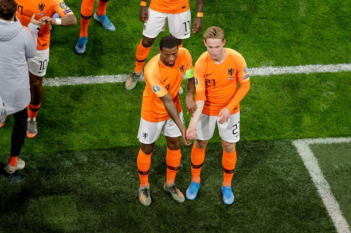 Нідерландські футболісти зробили красиву акцію проти расизму під час матчу: відео
