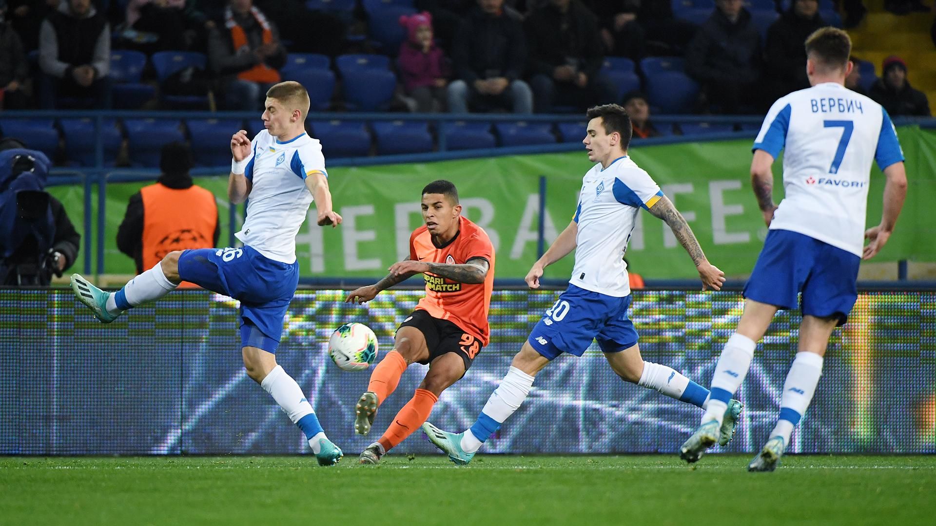 "Шахтар" заплатить 20 тисяч гривень штрафу за оголошення російською мовою на ОСК "Металіст" "Шахтар" заплатить 20 тисяч гривень штрафу за оголошення російською мовою на ОСК "Металіст"