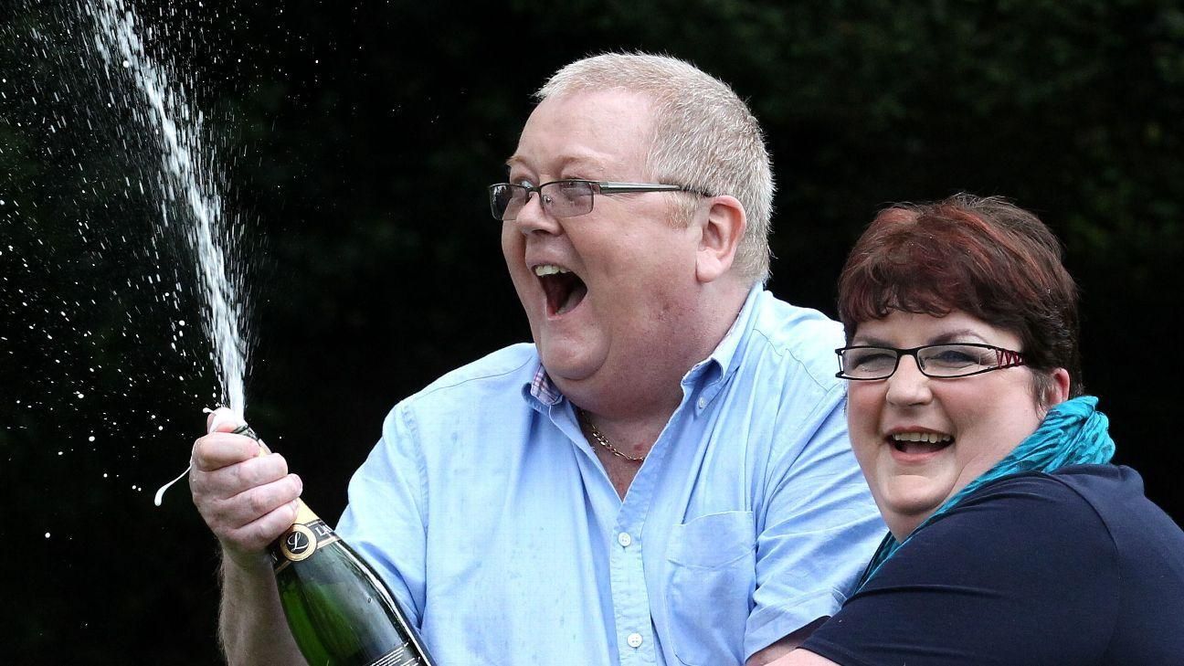 Фанат, выигравший в лотерею 161 миллион фунтов, выкупил любимый клуб Фанат, выигравший в лотерею 161 миллион фунтов, выкупил любимый клуб