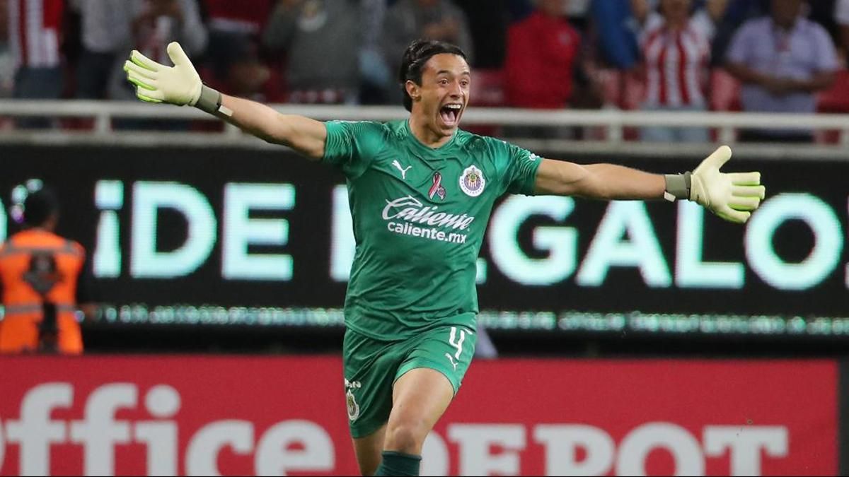 Вратарь забил гол, пробив со своей штрафной через все поле: впечатляющее видео Вратарь забил гол, пробив со своей штрафной через все поле: впечатляющее видео