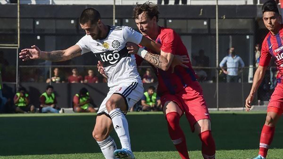 Відомий футболіст вкусив суперника за голову під час матчу: курйозне відео Відомий футболіст вкусив суперника за голову під час матчу: курйозне відео