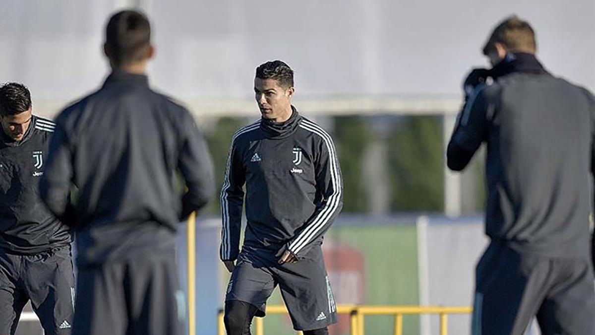 Футболисты "Ювентуса" посрамили Роналду во время тренировки: видео Футболисты "Ювентуса" посрамили Роналду во время тренировки: видео