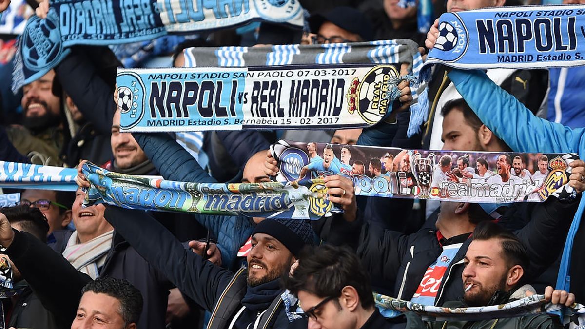 Фанати "Наполі" влаштували безлад перед матчем з "Ліверпулем" у Лізі чемпіонів: відео Фанати "Наполі" влаштували безлад перед матчем з "Ліверпулем" у Лізі чемпіонів: відео
