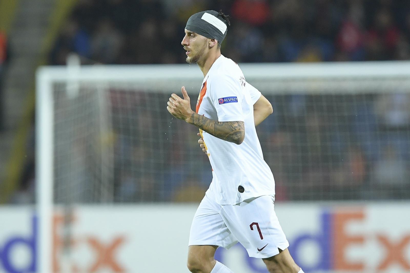 Игроку "Ромы" разбили голову монетой во время матча Лиги Европы: видео